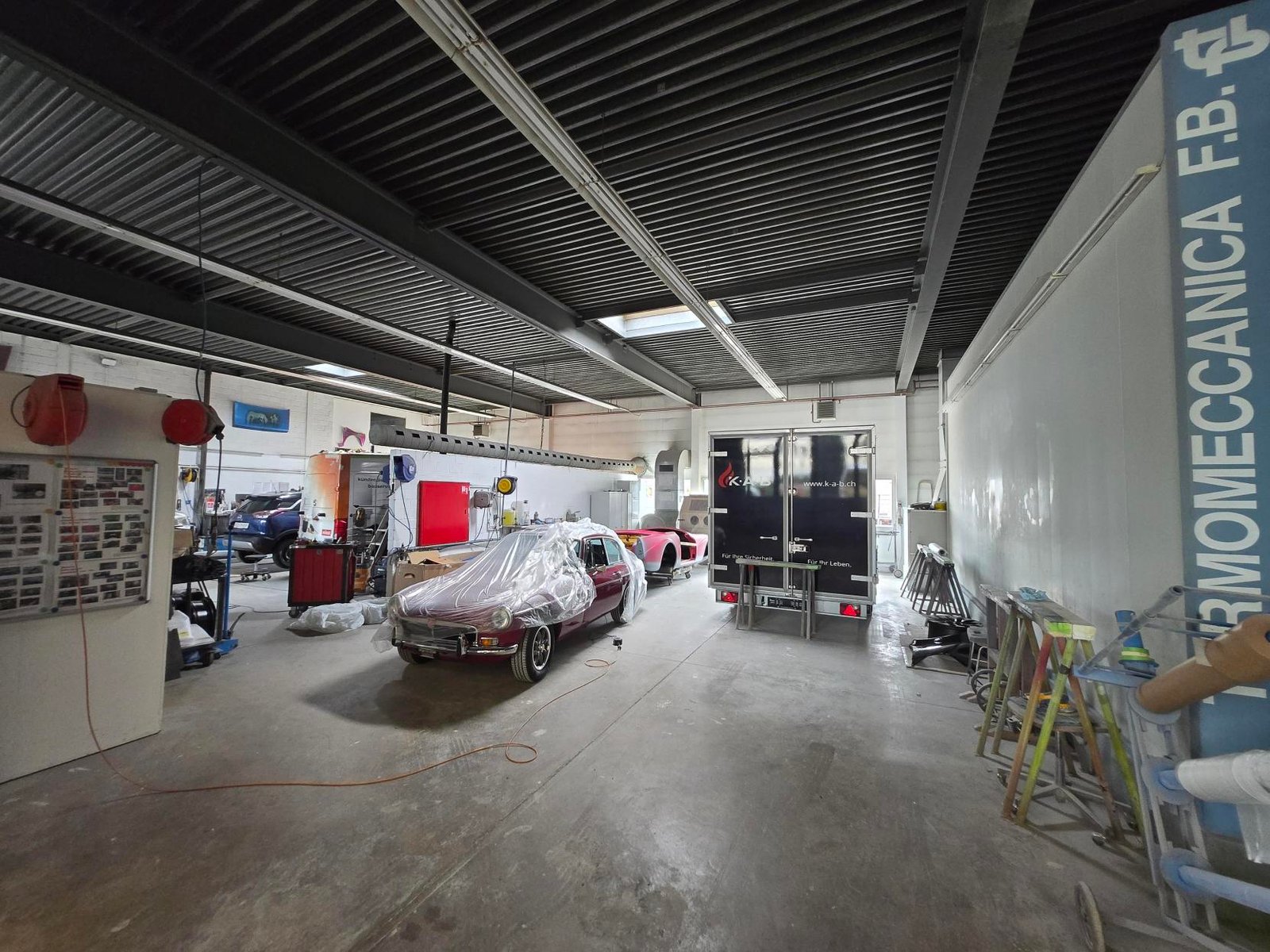 Moderne Werkstattausstattung Carrosserie Krebs Reiden - Professionelle Autoreparatur Technik